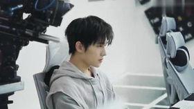 吃瓜看戏的狗狗的视频,萌态十足，网友直呼“太可爱了！”